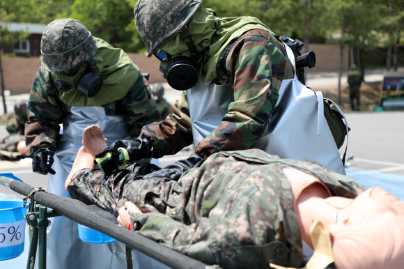 국군의무사령부가 지난 11, 12일 연합 의무지원 능력 향상을 위한 ‘전반기 한미연합 의무지원 야외 기동 훈련(FTX)’을 실시했다고 13일 밝혔다. 사진은 춘천병원 제독 훈련 모습. 2022.5.13  국군의무사 제공