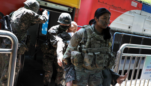 국군의무사령부가 지난 11, 12일 연합 의무지원 능력 향상을 위한 ‘전반기 한미연합 의무지원 야외 기동 훈련(FTX)’을 실시했다고 13일 밝혔다. 사진은 열차 후송 훈련 모습. 2022.5.13  국군의무사 제공