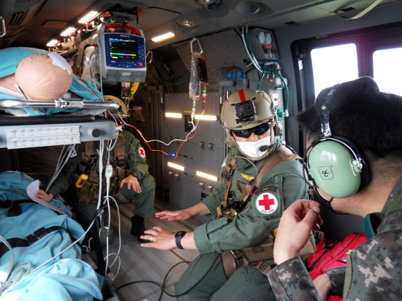 국군의무사령부가 지난 11, 12일 연합 의무지원 능력 향상을 위한 ‘전반기 한미연합 의무지원 야외 기동 훈련(FTX)’을 실시했다고 13일 밝혔다. 사진은 항공기 내 환자 탑승 훈련 모습. 2022.5.13  국군의무사 제공