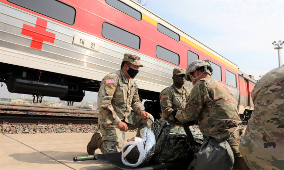 국군의무사령부가 지난 11, 12일 연합 의무지원 능력 향상을 위한 ‘전반기 한미연합 의무지원 야외 기동 훈련(FTX)’을 실시했다고 13일 밝혔다. 사진은 열차 후송 훈련 모습. 2022.5.13  국군의무사 제공