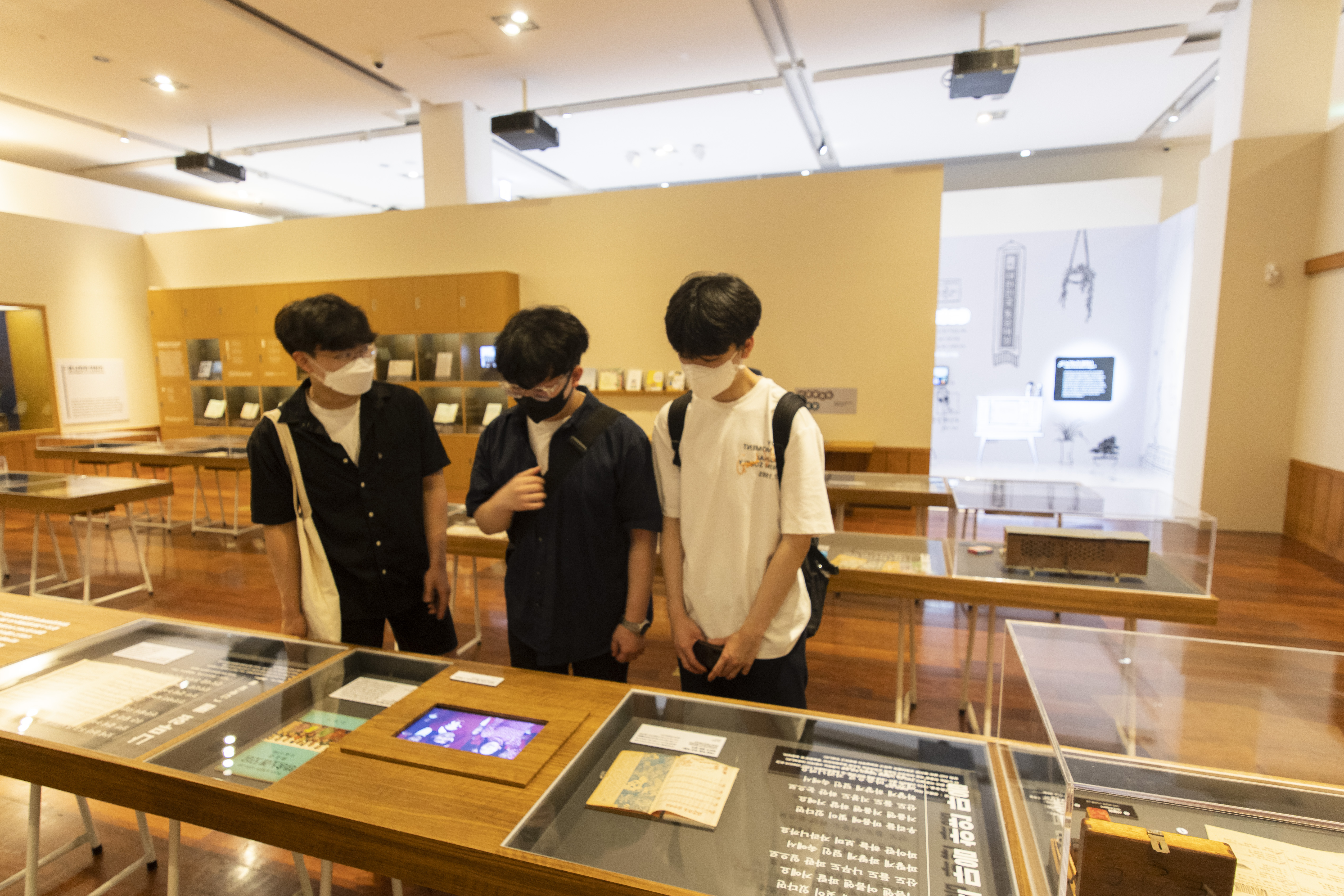 12일 국립한글박물관을 찾은 학생들이 동요의 역사를 살피고 있다. 류재민 기자 phoem@seoul.co.kr