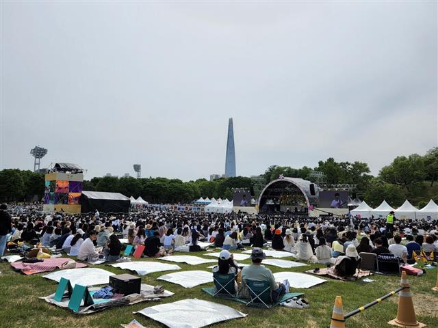 지난 14일 서울 올림픽공원에서 열린 ‘뷰티풀 민트 라이프 2022’ 페스티벌에서 관객들이 음악을 즐기고 있다.