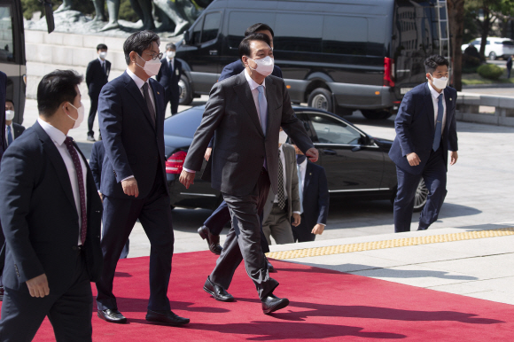 윤석열 대통령이 16일 오전 코로나19 손실보상을 위한 추가경정예산안에 대해 연설을 하기 위해  서울 여의도 국회 본관으로 들어서고 있다. 2022. 5. 16 정연호 기자
