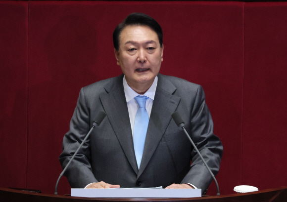 윤석열 대통령이 16일 오전 국회 본회의장에서 취임 후 첫 시정 연설을 하고 있다.2022. 5. 16 정연호 기자