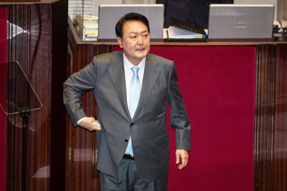 윤석열 대통령이 16일 서울 여의도 국회 본회의장에서 코로나19 손실보상을 위한 추가경정예산(추경)안 시정연설을 위해 단상에 오르고 있다. 2022. 5. 16 정연호 기자