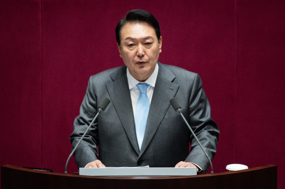 윤석열 대통령이 16일 서울 여의도 국회 본회의장에서 코로나19 손실보상을 위한 추가경정예산(추경)안 시정연설을 하고 있다. 2022. 5. 16 정연호 기자