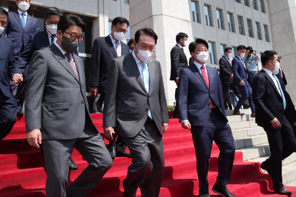 윤석열 대통령이 16일 국회에서 코로나19 손실보상을 위한 추가경정예산(추경)안 시정연설을 마친 후 퇴장하고 있다. 2022.5.16 대통령실사진기자단