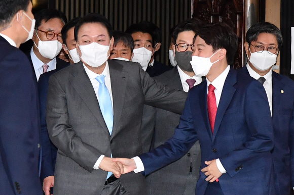 윤석열 대통령이 16일 서울 여의도 국회에서 ‘추경안 시정연설’을 마친 뒤 이준석 국민의힘 당대표와 인사하고 있다. 2022. 5. 16 정연호 기자