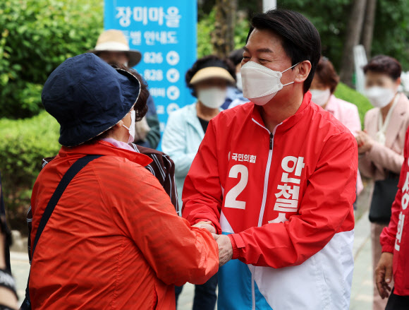 경기 성남 분당갑 국회의원 보궐선거에 출마한 국민의힘 안철수 후보가 14일 오전 경기도 성남시 분당구의 한 아파트 단지에서 열린 알뜰장터를 찾아 주민들과 인사하고 있다. 2022.5.14 연합뉴스