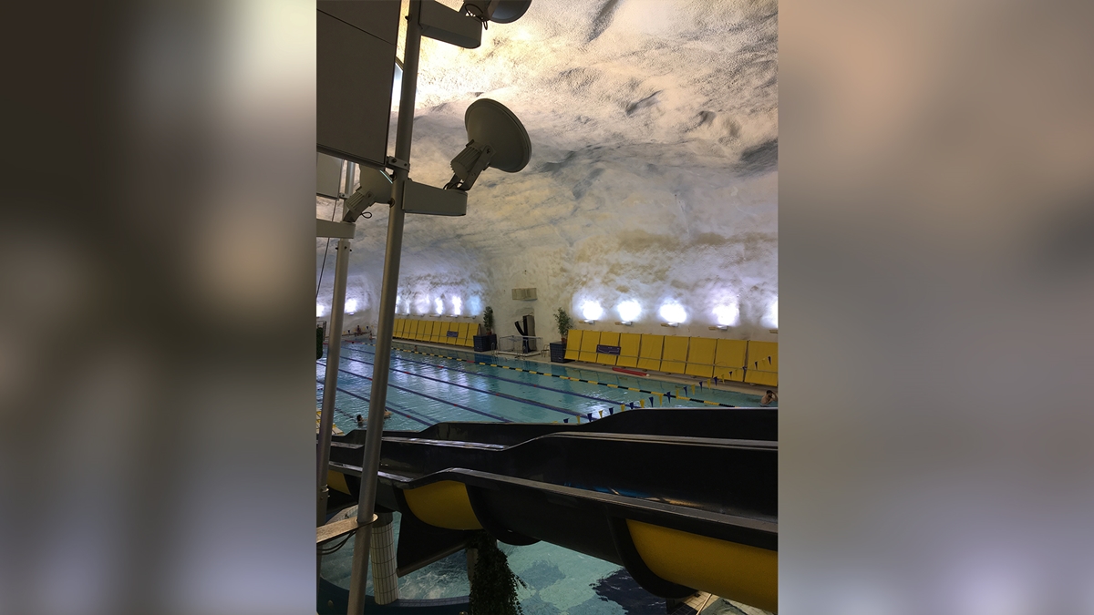 시내 북동쪽에 있는 이타케스쿠스 수영장(사진)은 하루 만에 대피소로 바꿀 수 있다. / CNN 캡처