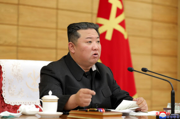 북한 김정은, 보건.사법 부문에 약 공급문제 질타 …군투입 특별명령