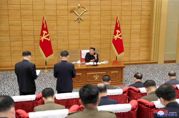 북한 김정은, 보건?사법 부문에 약 공급문제 질타 …군투입 특별명령