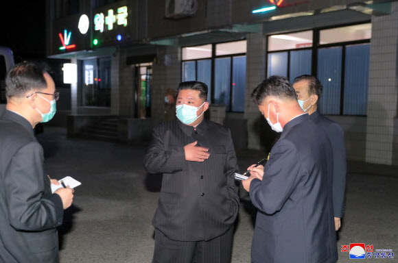 북한 김정은, 보건?사법 부문에 약 공급문제 질타 …군투입 특별명령
