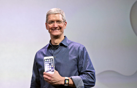 9일(현지시간) 미국 캘리포니아주 쿠퍼티노 소재 플린트 센터에서 팀쿡 애플 최고경영자(CEO)가 스마트 손목시계 ‘애플 워치’와 아이폰6를 소개하고 있다. 애플은 이날 ‘아이폰 6 플러스’ 등 이들 신제품 3종과 함께 결제시스템 ‘애플 페이’, 모바일 운영체제(OS) iOS의 새 버전인 iOS 8도 공개했다. 2014.09.10 AP연합뉴스