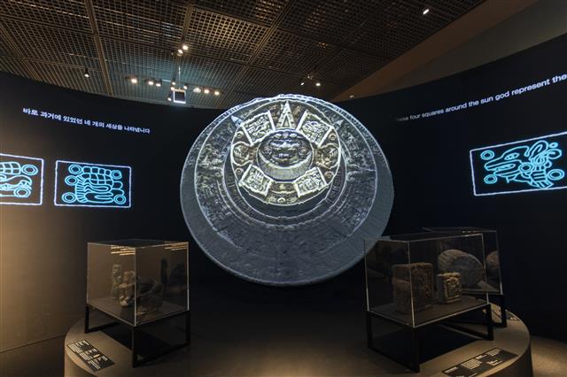 전시장 입구에 놓인 태양의 돌 재현품 위로는 아스테카의 역사를 다루는 영상이 투영된다. 류재민 기자