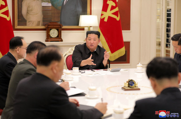 북한 김정은 “방역초기 위기대응 미숙”…정치국 상무위 주재