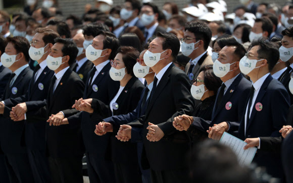 ‘님을 위한 행진곡’ 제창하는 윤석열 대통령