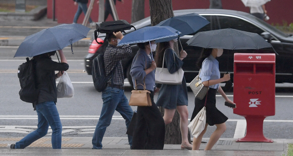 아침비가 내린 18일 서울 세종로에서 시민들이 우산을 쓴채 출근길을 재촉하고 있다. 2022.5.18 박지환기자
