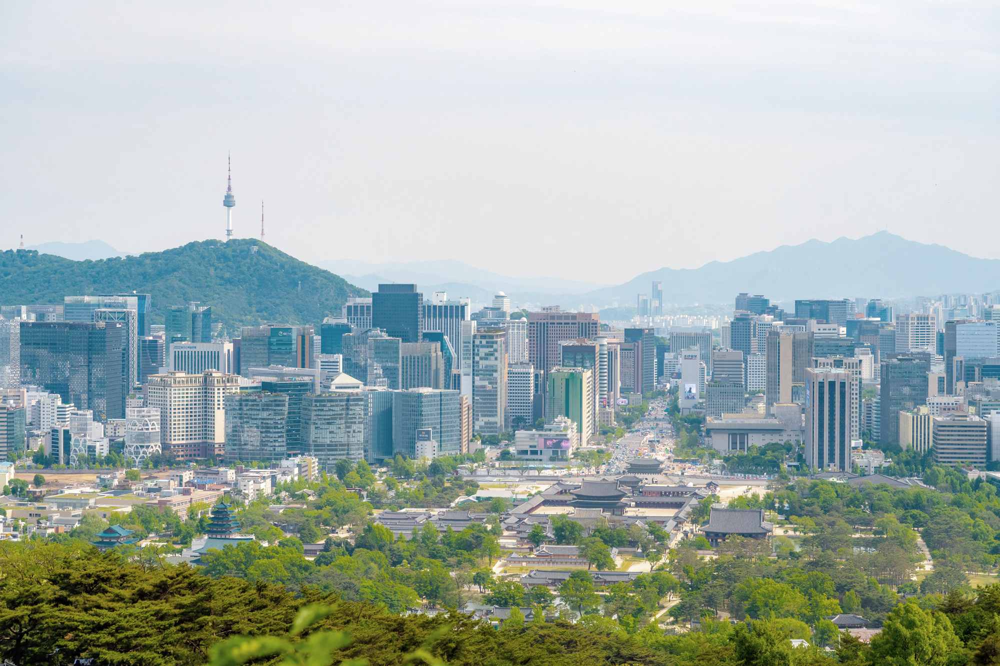 북악산 청와대 전망대에 오르면 이전에 볼 수 없던 서울 전경과 마주할 수 있다.