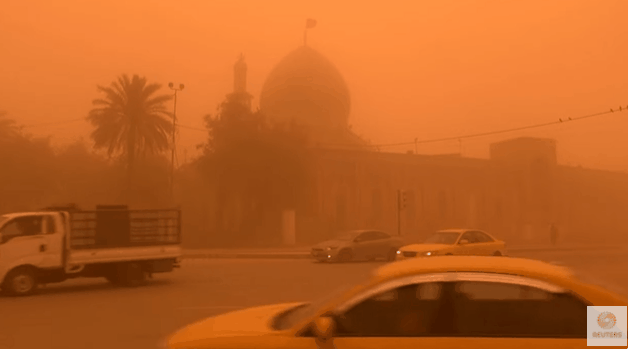 이라크 현지시간으로 16일 수도 바그다드를 포함한 이라크 일부 지역이 주황빛 모래폭풍에 휩싸였다