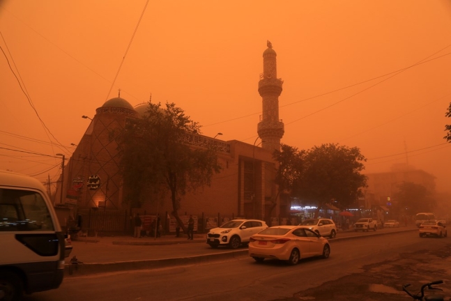 지난 1일 이라크 바그다드 중심부에 모래 폭풍이 불어닥쳐 시야가 막힌 차량들이 서행하고 있다. 사진=EPA 연합뉴스