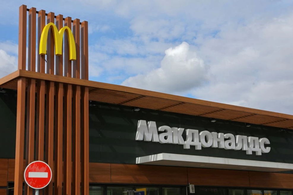 우크라이나를 침공한 러시아에서 사업 완전 철수를 선언한 맥도날드의 러시아 모스크바 매장. 2022.05.17 로이터 연합뉴스