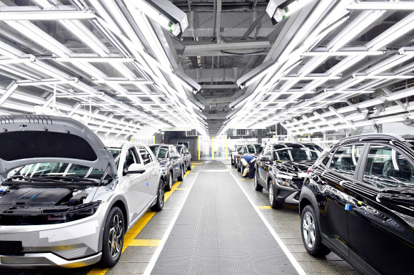 울산 북구 현대차 울산공장에서 생산된 현대차의 전용 전기차인 아이오닉5가 차량검사를 받고 있다. 현대차그룹 제공