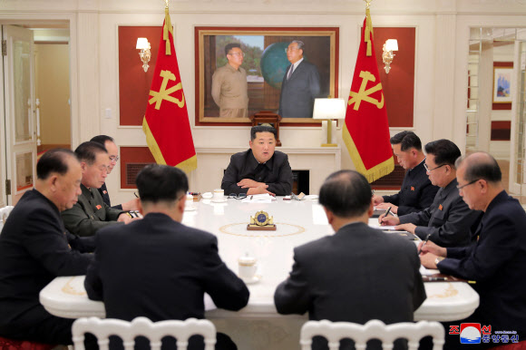 김정은 마스크 벗고 방역대책 정치국회의 