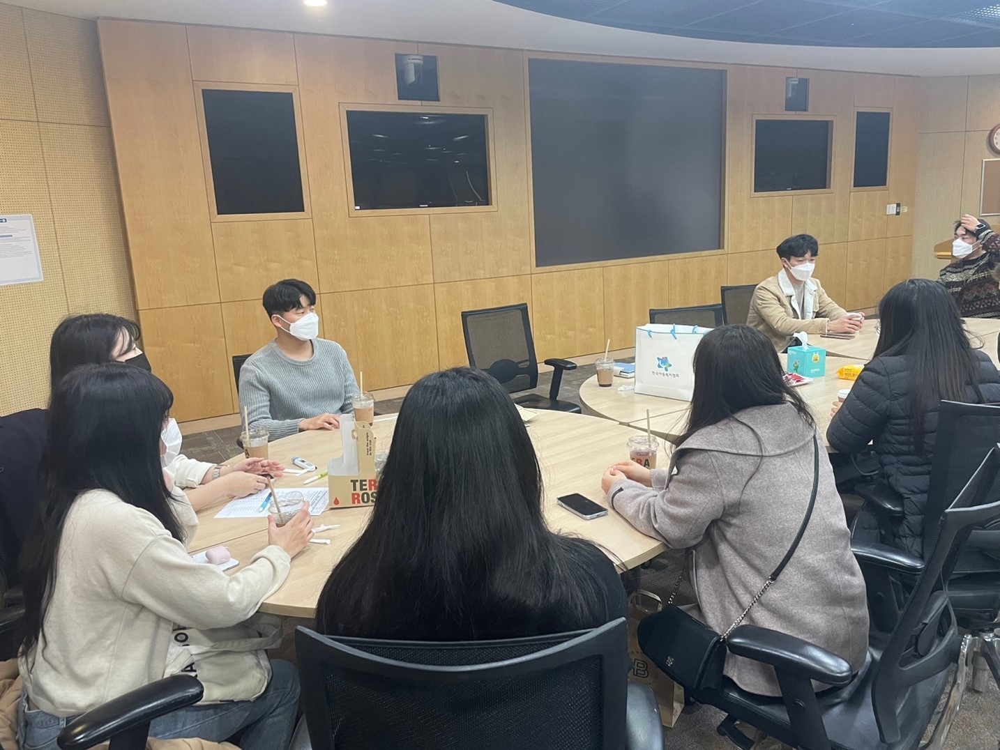 자립준비청년 지원사업인 ‘두드림’의  3기 청년들이 서울 포스코센터에서 취업역량 강화를 위한 토론을 하고 있다. 포스코1%나눔재단 제공  