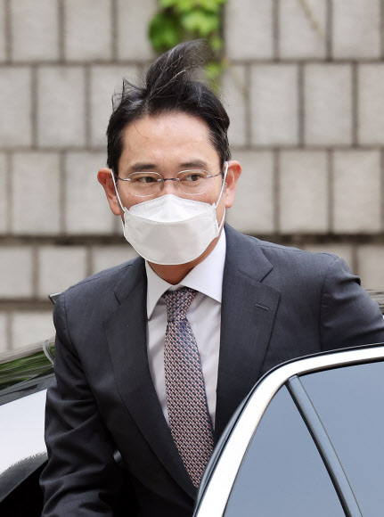 차에서 내리는 이재용 부회장