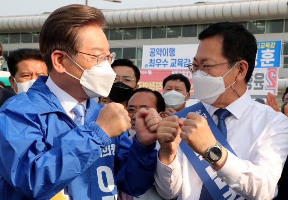 박남춘 인천시장 후보와 주먹 맞대는 이재명 총괄선대위원장