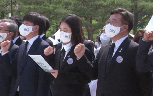박지현 더불어민주당 비상대책위원장이 18일 5·18민주화운동 기념식에서 ‘임을 위한 행진곡’을 제창하고 있다. KTV 유튜브 영상 캡처