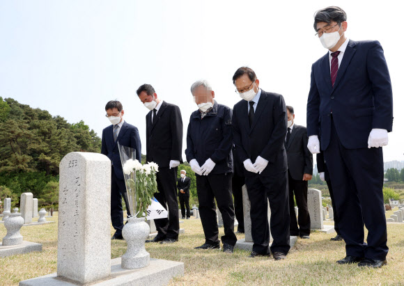 5·18 순직 경찰 묘역 찾은 사건 당사자