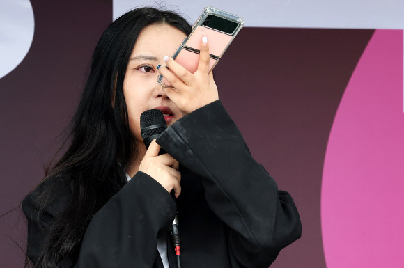 눈물 닦는 정유라