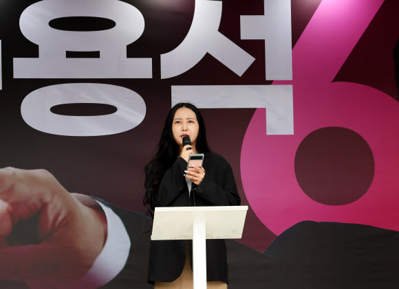 강용석 경기도지사 후보 지지 발언하는 정유라