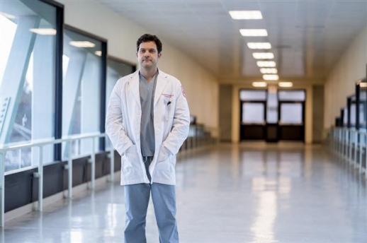 2년간 33건의 의료사고를 일으킨 미국 신경외과의 크리스토퍼 던치의 실화를 그린 피콕 오리지널 ‘닥터 데스’의 한 장면. 국내에서는 웨이브를 통해 독점 공개됐다.  웨이브 제공
