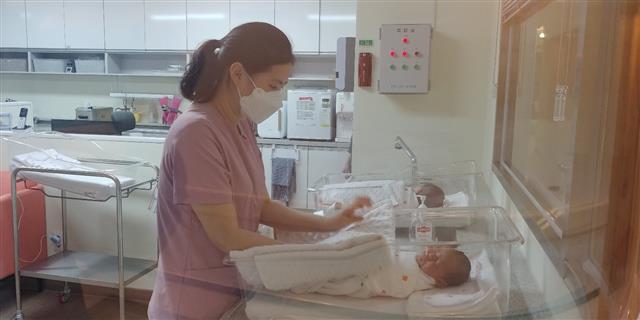 충남 홍성 공공산후조리원 간호사가 신생아실에서 갓 태어난 아이를 돌보고 있다. 홍성 이천열 기자