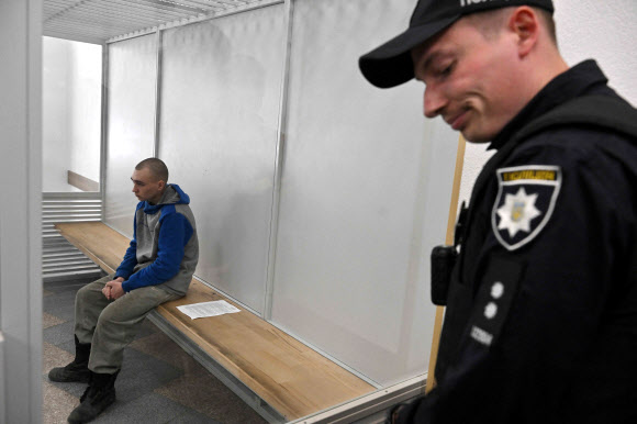 우크라이나 법정에 선 러시아 군인