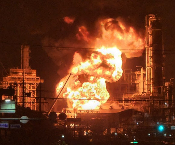 울산 에쓰오일서 솟아오른 불기둥