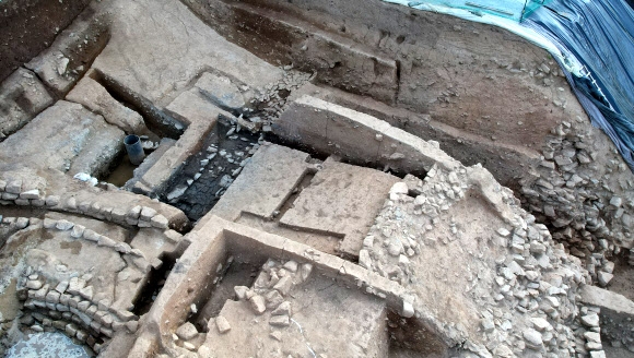 ‘부여 가림성’서 백제 성벽 드러났다…석축 배수로도 확인