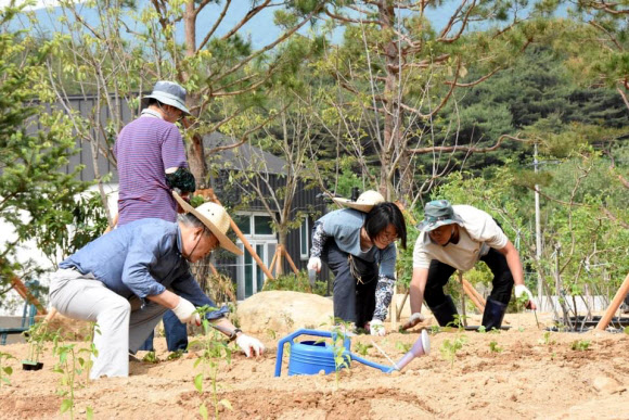 문재인 전 대통령 양산 사저에서 밭일 시작. 문 전 대통령 페이스북 캡처