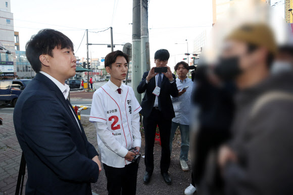 국민의힘 이준석 대표가 21일 오전 광주 북구 신안동 한 거리에서 6·1 지방선거 국민의힘 후보들의 현수막을 훼손한 A씨를 만나고 있다. A씨는 지난 19일 전남대 후문에 걸린 주기환·곽승용 후보의 현수막을 훼손한 혐의를 받는다. 이 대표는 전날 A씨가 훼손한 현수막을 다시 걸었지만 또 다른 훼손 사건이 벌어지자 연이틀 광주를 찾아 현수막을 게첩했다. 2022.5.21  연합뉴스