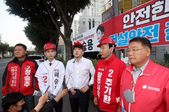 국민의힘 이준석 대표가 21일 오전 광주 북구 신안동 한 거리에서 누군가에 의해 훼손된 국민의힘 후보의 현수막을 재게첩한 뒤 발언하고 있다. 이 대표는 전날에도 광주 북구 전남대 후문에서 훼손된 현수막을 걸었지만 또 다른 훼손 사건이 벌어지자 연이틀 광주를 찾아 현수막을 게첩했다. 2022.5.21  연합뉴스