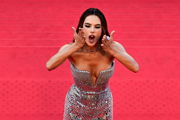 모델 알레산드라 앰브로시오가 20일(현지시간) 프랑스 남부 칸에서 열린 제75회 칸 국제영화제 중 영화 ‘Three Thousand Years of Longing’ 프리미어 시사회 레드카펫에서 포즈를 취하고 있다. AFP 연합뉴스