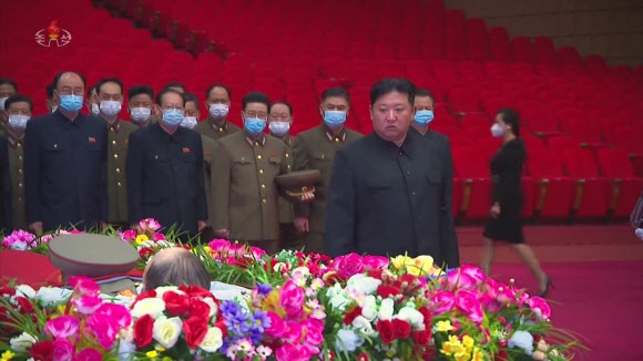 김정은 북한 국무위원장이 지난 20일 4·25문화회관에 마련된 김정일 체제의 군부 핵심 현철해 원수를 조문했다고 조선중앙TV가 21일 보도했다.  조선중앙TV 화면