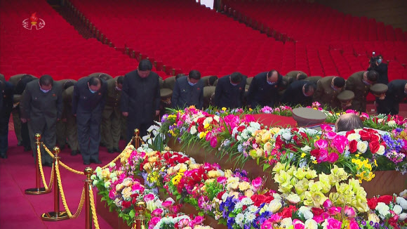 김정은 북한 국무위원장이 지난 20일 4·25문화회관에 마련된 김정일 체제의 군부 핵심 현철해 원수를 조문했다고 조선중앙TV가 21일 보도했다.  조선중앙TV 화면