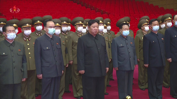 김정은 북한 국무위원장이 지난 20일 4·25문화회관에 마련된 김정일 체제의 군부 핵심 현철해 원수를 조문했다고 조선중앙TV가 21일 보도했다.  조선중앙TV 화면