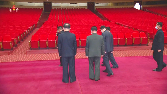 김정은 북한 국무위원장이 지난 20일 4·25문화회관에 마련된 김정일 체제의 군부 핵심 현철해 원수를 조문했다고 조선중앙TV가 21일 보도했다.  김정은은 고인의 유해를 바라보며 비통한 표정을 짓더니 울먹이는 듯한 모습을 보였고, 묵념 뒤 돌아서면서는 눈물을 훔치는 장면도 조선중앙TV 화면에 담겼다.  조선중앙TV 화면