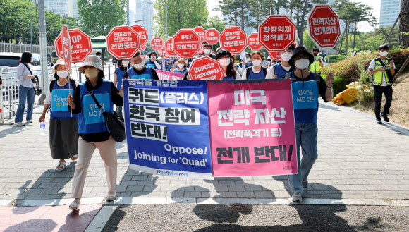 조 바이든 미국 대통령 방한 이틀째인 21일 서울 용산구 전쟁기념관 앞에서 평화와통일을여는사람들(평통사) 관계자들이 한미 정상회담에 즈음한 기자회견 및 평화행동을 마치고 녹사평역 방면으로 행진하고 있다. 2022.5.21  연합뉴스