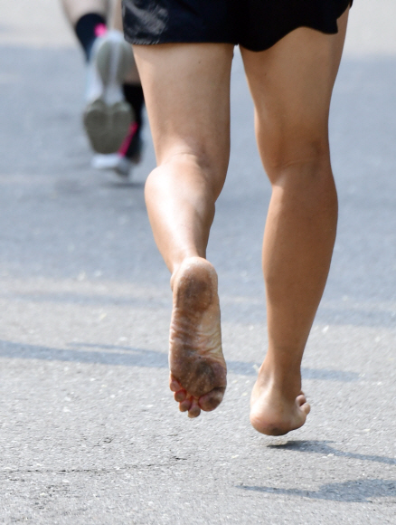 21일 서울 상암동 월드컵공원 일대에서 열린 2022서울신문 마라톤대회에 참가한 한 선수가 맨발로 코스를 달리고 있다. 2022. 5. 21 정연호 기자